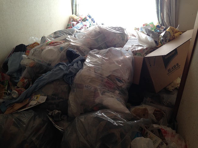 アパートの大量ゴミ掃除前３