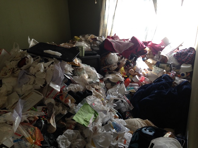 アパートの大量ゴミ掃除前２